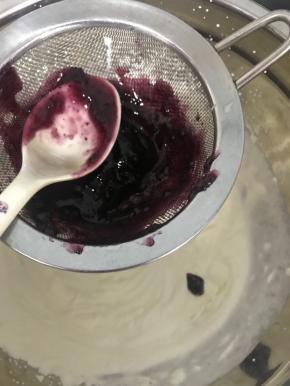 把蓝莓果酱筛入淡奶油里，酸奶糊也倒进去