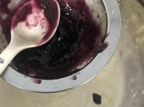 把蓝莓果酱筛入淡奶油里，酸奶糊也倒进去
