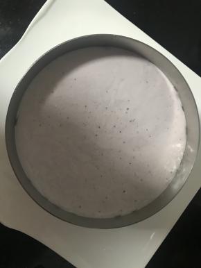 放进冰箱冷冻20分钟，使其凝固