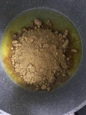 加入饼干碎拌匀