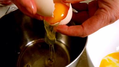 将鸡蛋打散，蛋黄和蛋白分开装，蛋白放入无水无油的容器里