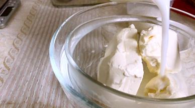 乳酪加入牛奶隔水溶花