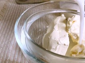 乳酪加入牛奶隔水溶花