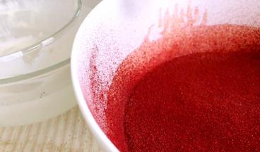 将所有的粉类混合筛入乳酪蛋黄糊中