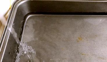 烤盘中加入三分之一的水，放入烤箱，160度预热15分钟