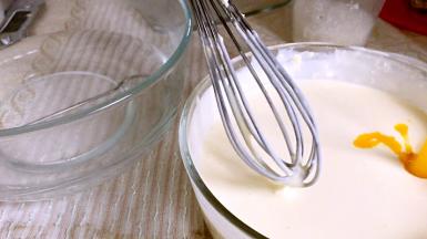 充分溶化后，加入一个蛋黄（蛋黄一个一个加入，每个蛋黄加入后搅拌均匀，再加入下一个蛋黄继续拌匀）