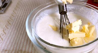 融化后加入黄油，继续融化