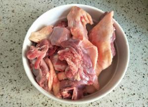 全番鸭剁块，清洗干净