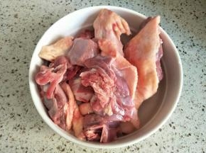 全番鸭剁块，清洗干净