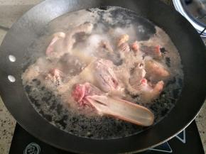 放入热水锅里焯水，捞出冲洗干净浮沫