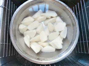 泡在水里以防氧化