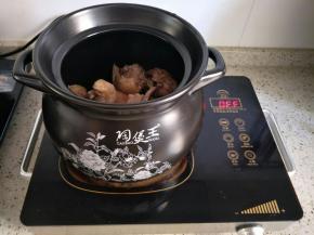 把番鸭肉放入砂锅