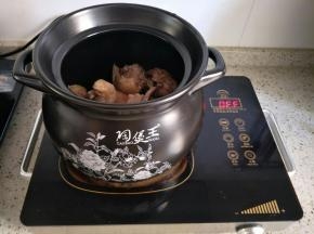 把番鸭肉放入砂锅
