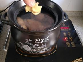 加入适量清水和姜片