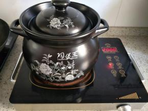 盖上盖子大火烧开，汤开后转中小火炖2个小时