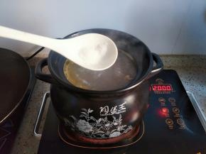 加入盐、味精调味