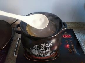 加入盐、味精调味