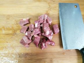 牛肉洗净切小块