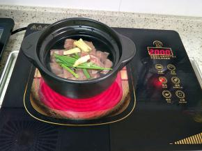 牛肉冷水入锅，加入葱段、姜丝煮开