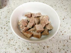 倒掉汤汁，牛肉冲洗干净浮沫