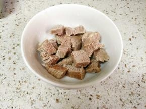 倒掉汤汁，牛肉冲洗干净浮沫