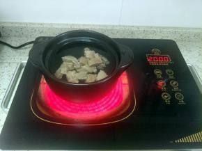 重新下锅，加入适量清水