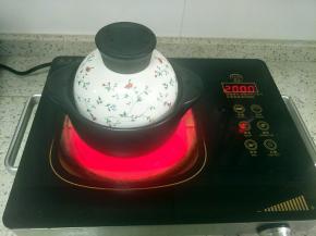 盖上盖子大火烧开后，转小火炖半个小时