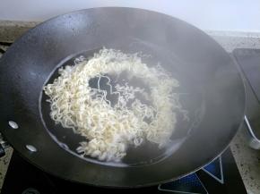 另起锅下入面条煮散即可