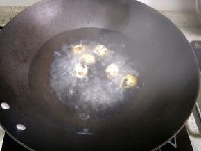 鹌鹑蛋煮熟取出剥壳