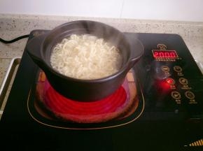 牛肉汤里加入面条稍煮