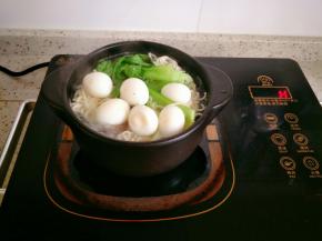 加入鹌鹑蛋和盐调味