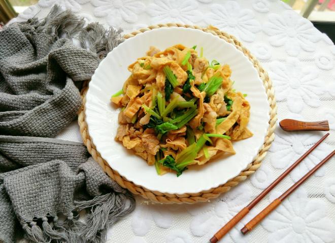 五花肉香芹炒豆干