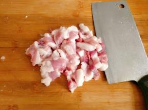 五花肉洗净切小块