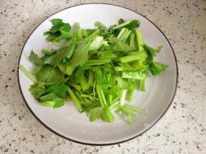 芹菜洗净切碎