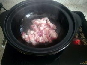 热锅倒油，下入五花肉煸炒