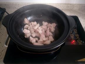 多翻炒一会儿，把肉的油脂逼出来