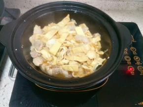 加入盐、生抽炒匀，加少许清水焖片刻