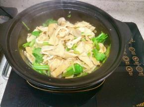 加入芹菜大火翻炒，加入味精调味出锅