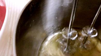 蛋白里加入白醋，启动低档打发