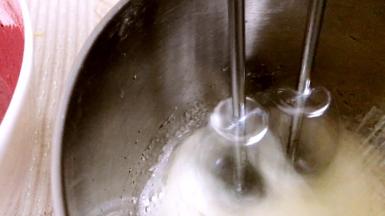 打发变白色时加入三分之一的白糖，启动高档打发（白糖分三次加入）