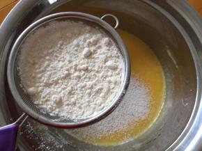 筛入低筋面粉，Z字型搅拌