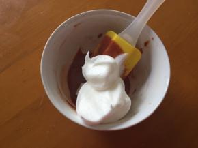 分一点蛋白到红丝绒糊中，搅拌均匀，从下往上搅拌