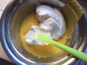 剩余的蛋白分一半倒入蛋黄糊中，搅拌均匀