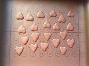 装入裱花袋挤入烤盘，下面垫上有心型图案的硅胶垫，再垫一张油布在上面，放入预热好的烤箱160度1分钟