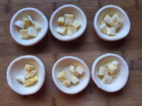 香蕉切块放入蛋挞中