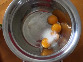 蛋黄中加入10克白砂糖搅拌均匀