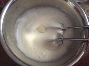 中速打发至粗泡消失，加入三分之一白砂糖