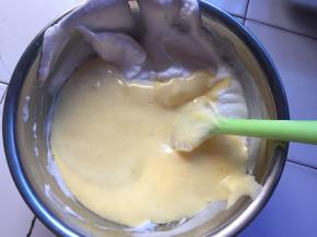 再倒回蛋白盆中，继续搅拌均匀