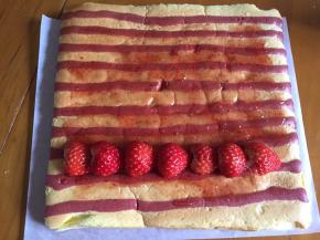 抹上草莓酱，草莓切成两半，依次摆上，趁热卷起