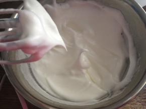 继续高速打发至8分发，拉起打蛋头有弯勾状态